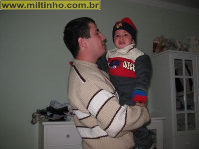 Foto - Murilo_chorando_no_colo_do_pai-01.JPG